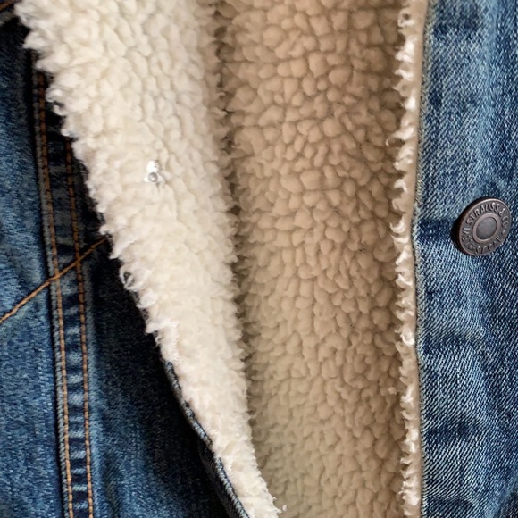 *** SOLD ** Levi’s Shearling Lined Denim Jacket - Picture 4 of 4